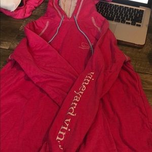 Long sleeve vineyard vines hoodie tee